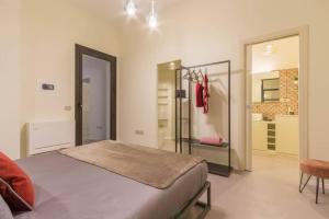 um quarto com uma cama e um closet em Suite Cagliari -99- em Cagliari