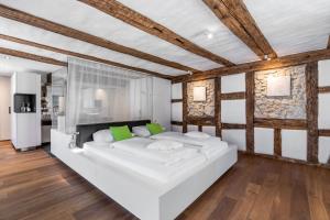 Una cama o camas en una habitación de Zollhaus