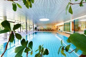 una grande piscina con soffitto di Parkhotel Pörtschach - Das Hotelresort mit Insellage am Wörthersee a Pörtschach am Wörthersee