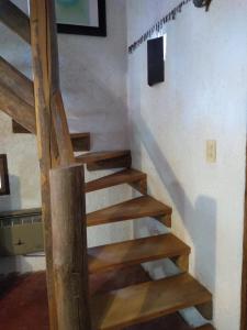 eine Treppe in einem Haus mit Holztreppen in der Unterkunft Residencia en Casa de artista in Vistalba