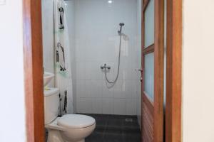 e bagno con servizi igienici e doccia. di Batik Sekar Bali Guest House ad Ubud