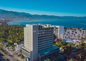 una vista aerea di un edificio con l'oceano sullo sfondo di Hotel Mio Vallarta Unique & Different- Adults Only a Puerto Vallarta