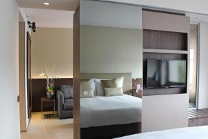 Tempat tidur dalam kamar di Crowne Plaza Geneva, an IHG Hotel