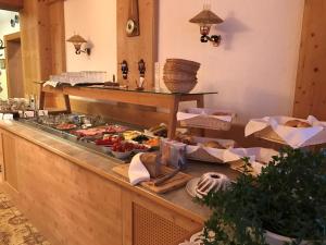 un buffet avec beaucoup de nourriture sur une table dans l'établissement Gästehaus Waltl, à Krimml