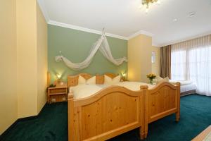 1 Schlafzimmer mit 2 Betten und einem grünen Teppich in der Unterkunft Hotel zum Maximilian in Bad Feilnbach