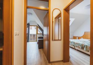 een hal die leidt naar een slaapkamer met een bed bij Vitranc Apartments in Kranjska Gora