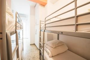 Tempat tidur dalam kamar di Safestay Athens Monastiraki