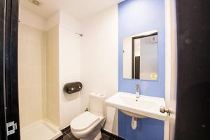 Kamar mandi di Safestay Athens Monastiraki