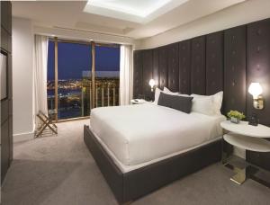 เตียงในห้องที่ The W Las Vegas at Mandalay Bay by Suiteness