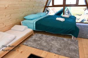 1 dormitorio con 2 camas y ventana en Lazar&Mila Apartments, en Žabljak