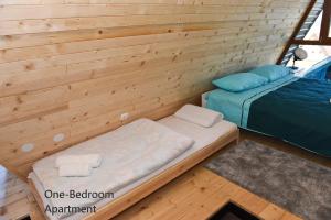 Habitación con 2 camas en una cabaña de madera en Lazar&Mila Apartments, en Žabljak