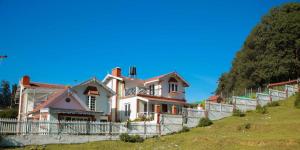 ein Haus an der Seite eines Hügels in der Unterkunft Pine View Stay Ooty in Udagamandalam