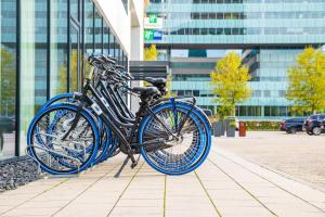 um grupo de bicicletas estão estacionadas num passeio em Holiday Inn Amsterdam - Arena Towers, an IHG Hotel em Amesterdão