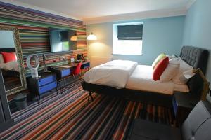 Ліжко або ліжка в номері Village Hotel Manchester Cheadle