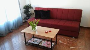 - un salon avec un canapé rouge et une table basse dans l'établissement Central Location, à Nauplie