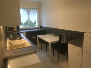 APPARTEMENT 3 LITS Parking Proche Rouen Dock में रसोई है