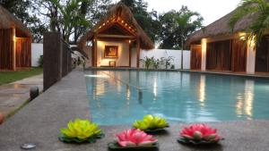 eine Villa mit einem Pool und einem Haus in der Unterkunft SAMADHI Resort & Hydrospa Panglao in Panglao