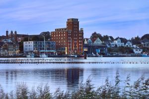 ein großer Wasserkörper vor einer Stadt in der Unterkunft Pierspeicher Boardinghouse in Kappeln