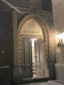 una entrada a un edificio con puerta en Villa von Boyneburgk, en Eisenach