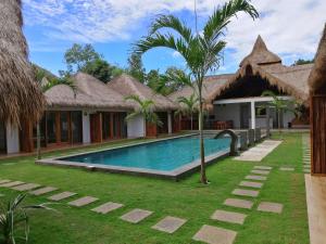 eine Villa mit einem Pool in einem Resort in der Unterkunft SAMADHI Resort & Hydrospa Panglao in Panglao