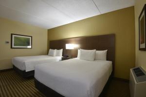 Katil atau katil-katil dalam bilik di Victoria Inn Hotel and Convention Center Winnipeg