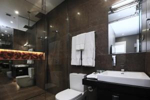 Junction Hotel tesisinde bir banyo