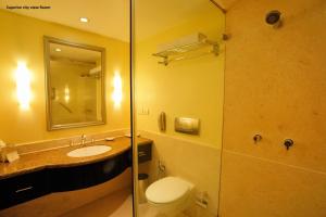 A bathroom at Vivanta Ernakulam, Marine Drive