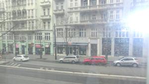 een groep auto's geparkeerd in een stadsstraat bij HU in Praag