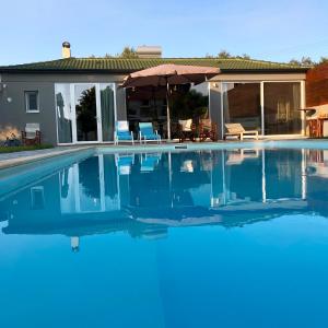 Swimmingpoolen hos eller tæt på Sunlit Pool House