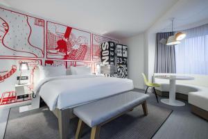 Giường trong phòng chung tại Radisson RED Brussels