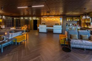 een lobby met banken en tafels en een bar bij Silver Cloud Hotel - Portland in Portland