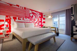 Giường trong phòng chung tại Radisson RED Brussels