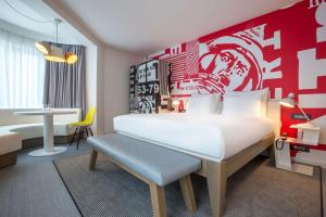 Giường trong phòng chung tại Radisson RED Brussels