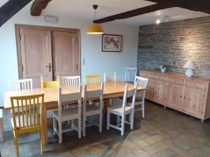 comedor con mesa de madera y sillas en Au bord de l'Eau, en Bastogne