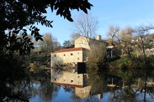 un vieux bâtiment au milieu d'une rivière dans l'établissement Azenha do Tio Luís, à Caminha