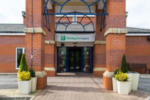 החזית או הכניסה של Holiday Inn Express Manchester East, an IHG Hotel