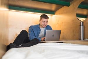 En tv och/eller ett underhållningssystem på Green Marmot Capsule Hotel Zürich