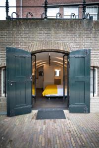 Habitación con cama dentro de un edificio de ladrillo en Hotel Oudegracht, en Utrecht