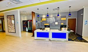 una hall con un bancone bianco e blu di Holiday Inn Express & Suites - Perryville I-55, an IHG Hotel a Perryville