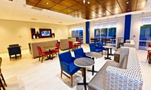 Area soggiorno di Holiday Inn Express & Suites - Perryville I-55, an IHG Hotel