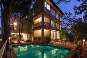 una casa con piscina di fronte a un edificio di Antilia Villa - Luxurious-AC-Swimming pool a Panchgani