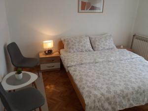 A bed or beds in a room at Apartmani Nedim