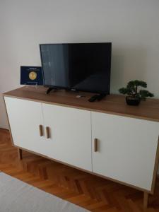 A television and/or entertainment centre at Apartmani Nedim