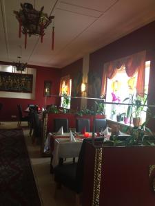 a dining room with tables and chairs and a window at Asiatisches Landhaus in Braunsbedra