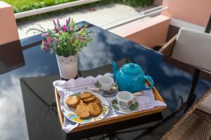 bandeja con set de té y galletas en una mesa en Atlantico Apartments, en Ribeira Grande