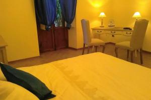 1 dormitorio con 1 cama, mesa y sillas en Charming Family Lodge With Private Garage, en Florencia