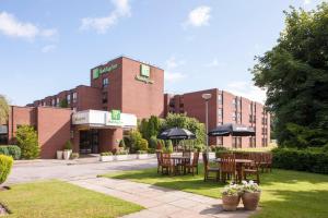 Um jardim em Holiday Inn Haydock by IHG