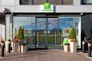 una entrada al hospital con macetas delante en Holiday Inn Salisbury - Stonehenge, an IHG Hotel, en Salisbury