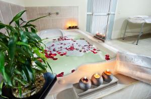 eine Badewanne mit Blumen im Bad in der Unterkunft Loft Hotel Ipiales in Ipiales