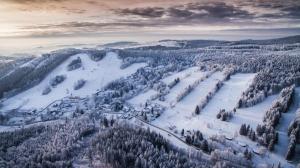 - une vue aérienne sur une station de ski dans la neige dans l'établissement Wellness hotel Sauna, à Malá Morávka